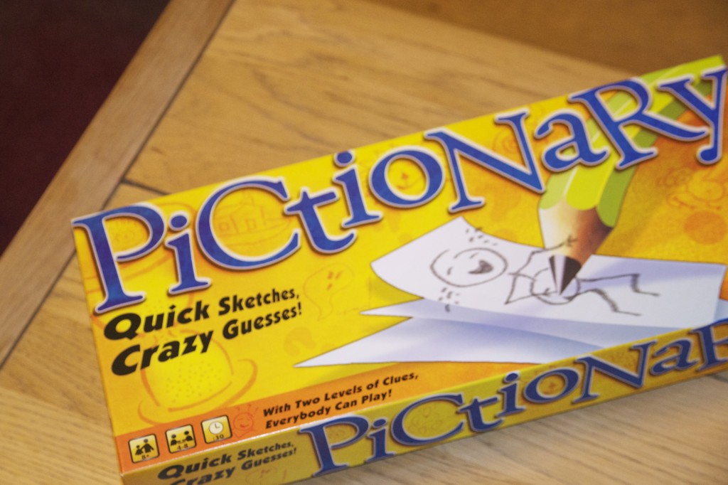 What is the way to play Pictionary Junior?