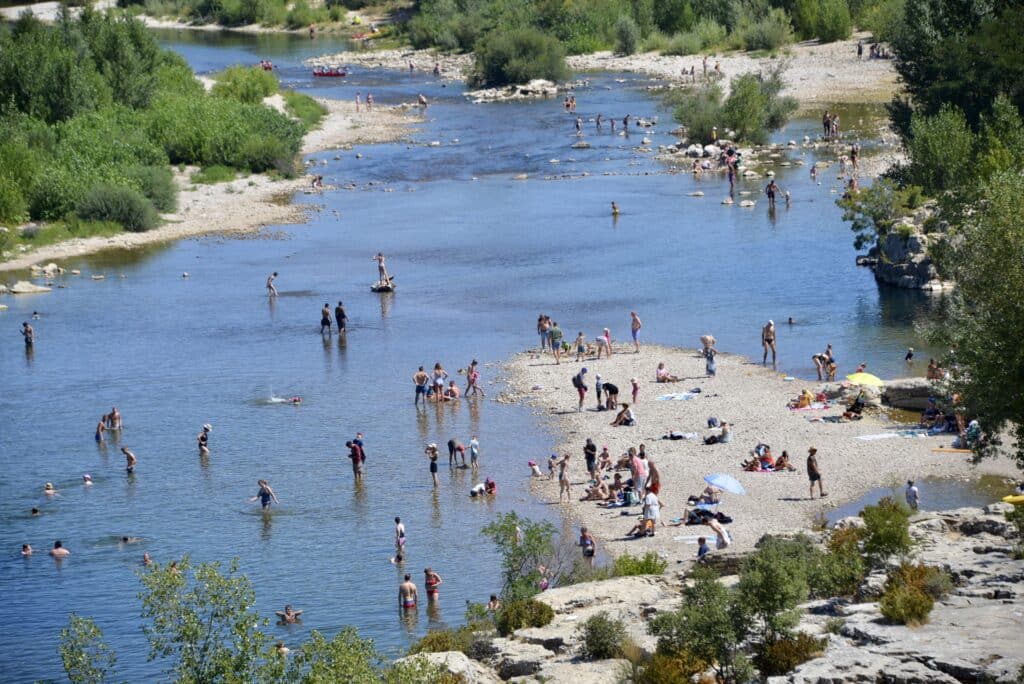 People paddling in the river under the Post du gard